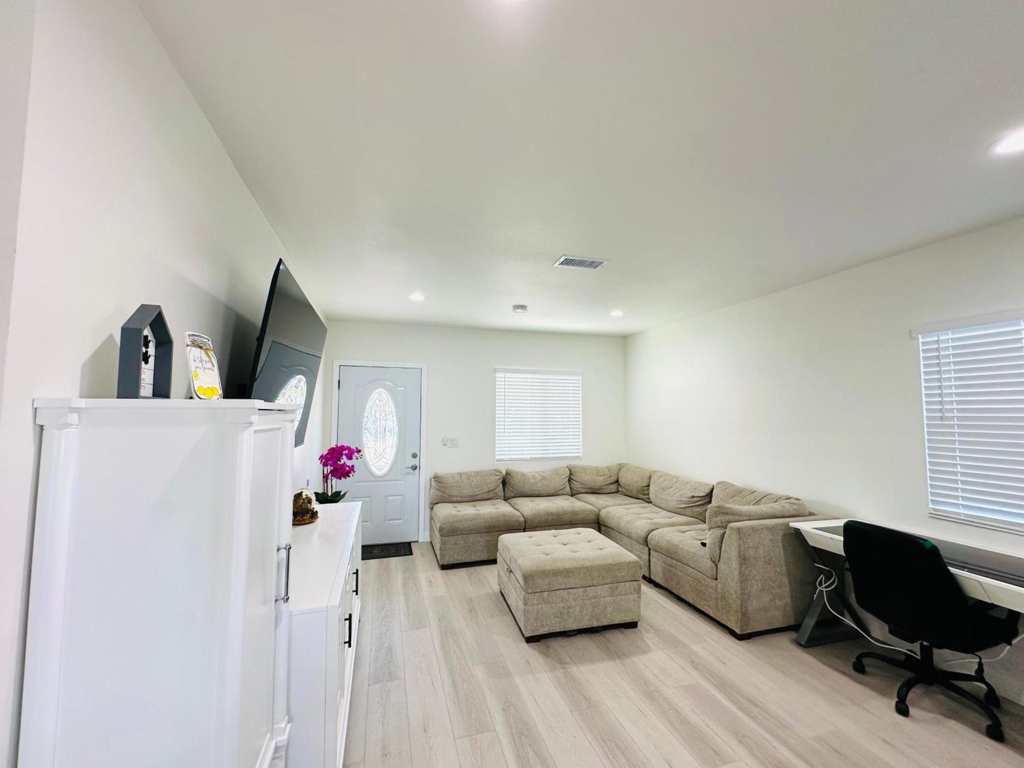 New Spacious House In Anaheim Near Disneyland-Knott In Without Backyard In The Same Lot Of 3 Separate Properties エクステリア 写真
